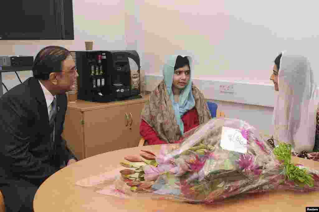 پاکستان کے صدر آصف علی زرداری اور ان کی بیٹی آصفہ کی ملالہ سے اسپتال میں ملاقات