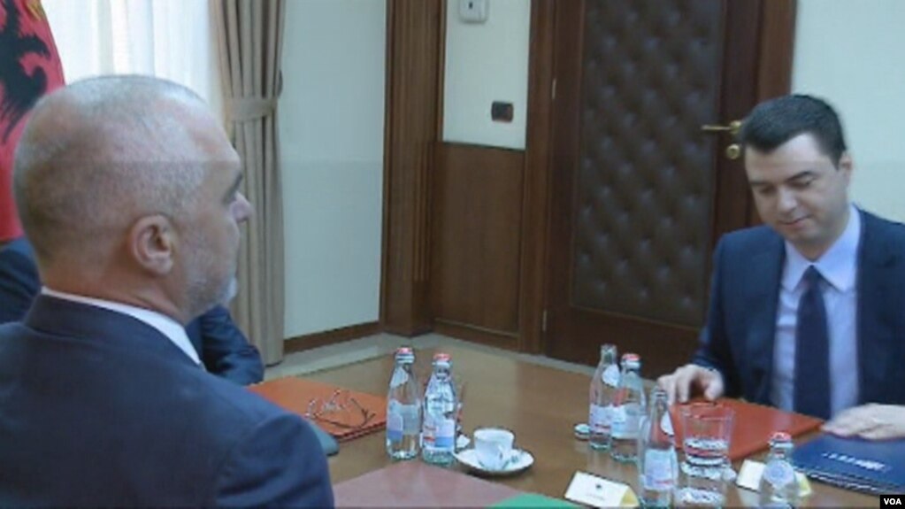 Analistët: Mungesë transparence nga partitë politike në Shqipëri