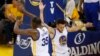 Stephen Curry (30) et Kevin Durant (35) de State Warriors jubilent au cours de la deuxième mi-temps lors du match de la finale contre le Cleveland Cavaliers, Oracle Arena, Oakland, CA, 4 juin 2017.