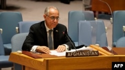 غلام اسحاقزی معزول صدر اشرف غنی کی کابینہ کا حصہ تھے جو اب تک سلامتی کونسل میں افغانستان کی نمائندگی کر رہے ہیں۔