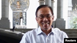 Pemimpin oposisi Malaysia Anwar Ibrahim tiba di pengadilan Putrajaya, yang terletak di luar kota Kuala Lumpur (6/3).