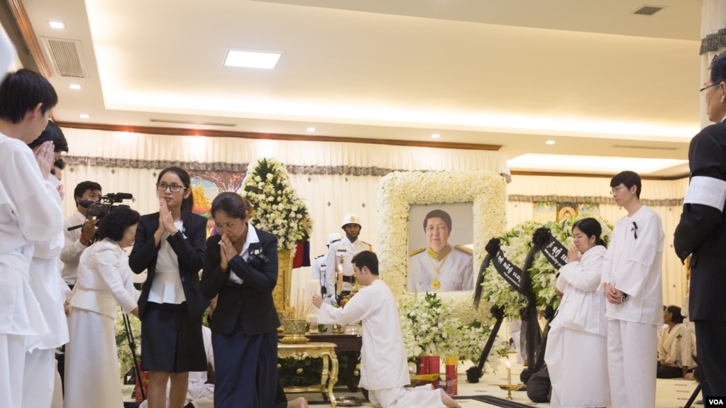 ទិដ្ឋភាពនៃពិធីបុណ្យសពរបស់ លោក សុខ អាន ប្រារព្ធតាមប្រពៃណី នៅគេហដ្ឋានលោក សុខ អាន នៅរាជធានីភ្នំពេញ ថ្ងៃទី ១៦ ខែមិនា ឆ្នាំ២០១៧។ (ខាន់ សុគុំមនោ/ VOA)