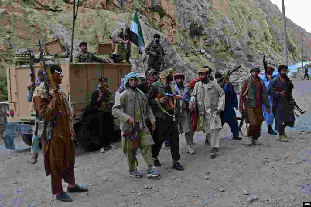 Para anggota gerakan perlawanan Afghanistan dan pasukan pemberontak anti-Taliban melakukan patroli di sepanjang jalan di Rah-e Tang, provinsi Panjshir, di timur laut Afghanistan Minggu (29/8) (Foto: AFP).