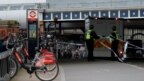 Cảnh sát phong tỏa hiện trường nơi một gói đồ khả nghi được tìm thấy gần ga tàu điện Waterloo ở London, Anh, hôm 5/3. Một trong 3 quả bom đã gây ra cháy nhỏ ở sân bay Heathrow.