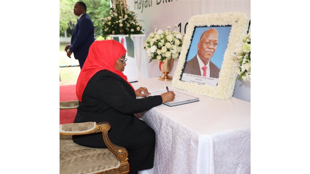 Presiden Samia Suluhu Hassan menandatangani buku belasungkawa atas kematian Presiden Magufuli. (Foto: Courtesy/State House)