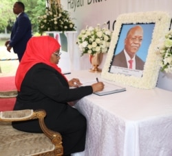 Presiden Samia Suluhu Hassan menandatangani buku belasungkawa atas kematian Presiden Magufuli. (Foto: Courtesy/State House)