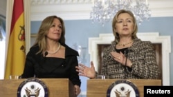 US Secretary of State Hillary Clinton (R) speaks to the media next to Spain's Foreign Minister Trinidad Jimenez after their meeting at the State Department in Washington, 25 Jan 2011.