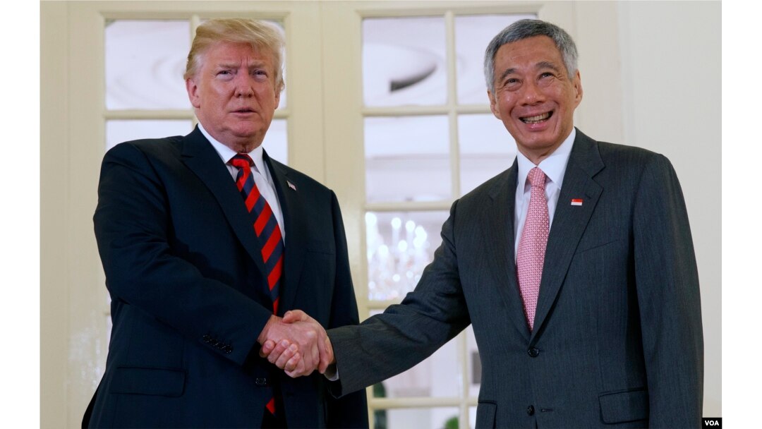 川普总统在美朝峰会前会晤新加坡总理李显龙（2018年6月11日）。