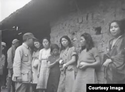 1944년 미군 사진병이 촬영한 한국인 일본군 '위안부' 영상 한 장면. (유튜브 캡처)