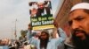 Para pendukung Hafiz Saeed, pria yang tercantum dalam daftar teroris AS dan PBB, melakukan aksi unjuk rasa di Karachi (foto: ilustrasi). 