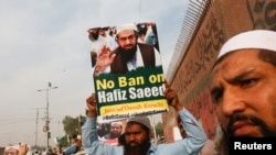 حافظ سعید کے حامی ان پر پابندیوں کے خلاف احتجاج کر رہے ہیں۔ (فائل فوٹو)