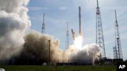 SpaceX consiguió por primera vez después de cinco intentos, que el cohete Falcon 9 aterrizará en una plataforma flotante.