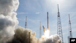 Roket Falcon 9 milik SpaceX meluncur dari Pusat Antariksa Kennedy di Cape Canaveral, Florida, April 2016. (AP/John Raoux)