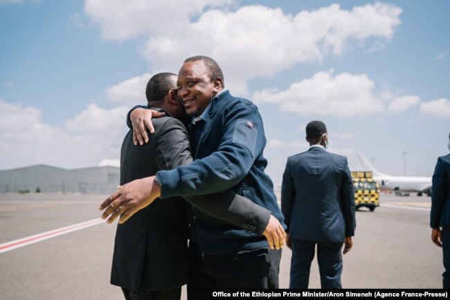 Ethiopian Prime Minister Abiy Ahmed (L) welcomes Kenyan President Uhuru Kenyatta at the Bole International Airport in Addis Ababa, Ethiopia, Nov. 14, 2021.