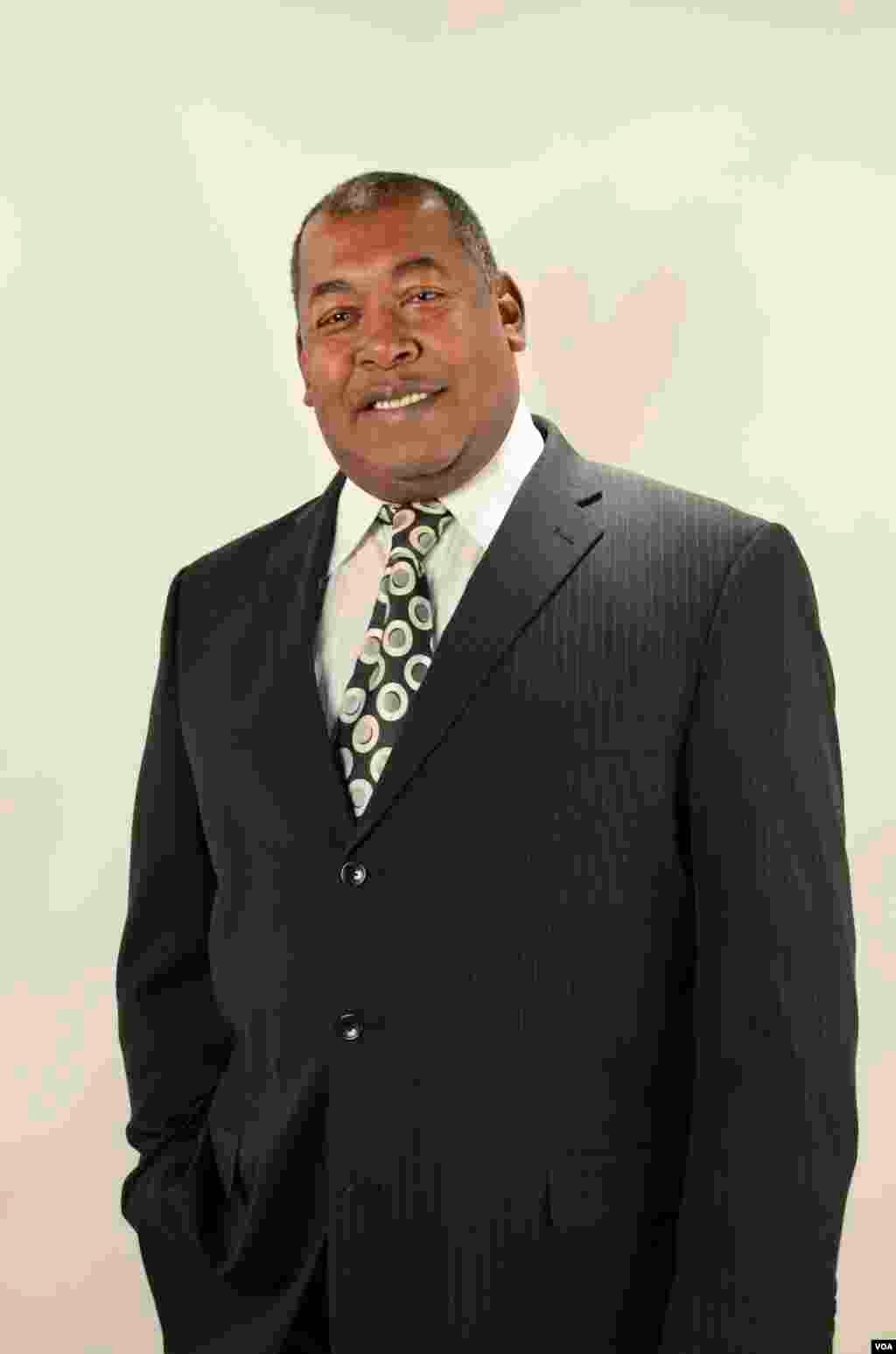 In addition to being an announcer on VOA Creole, Serge Rodriguez also hosts a weekly music program on VOA Creole and an Americana segment about American artists and life in the United States.
