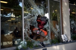 Looters break into a store in Santa Monica, California, on May 31, 2020.