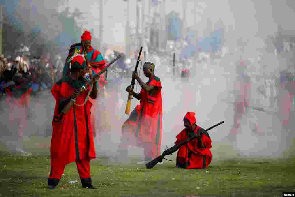 Les gardes du palais lors du festival de durbar le second jour des célèbrations de Eid-al-Fitr pour célèbrer la fin du ramadan, dans la ville de Kano, Nigeria, le 7 juillet 2016.