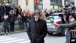 Sacked Catalonian President Carles Puigdemont arrives for a press conference in Brussels, Belgium, Oct. 31, 2017. 