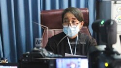 Pengacara dari tokoh pemimpin Myanmar yang digulingkan Aung San Suu Kyi, Min Min Soe, berbicara kepada wartawan dalam sebuah konferensi pers di Naypyitaw pada 6 Juli 2021.