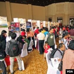 Perwakilan dari universitas-universitas AS melakukan promosi pendidikan yang disponsori Kedubes AS di Jakarta (foto: dok).