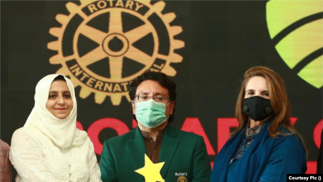 سن 2015 سے اس شعبے سے وابستہ شازیہ کے ماتحت اس وقت 150 سے زائد افراد کام کر رہے ہیں۔ جو ان کے مطابق سب ہی مرد ہیں۔ (فائل فوٹو)