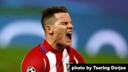 Kevin Gameiro d'Atletico regrette après avoir perdu le ballon devant le but lors d'un match de football de la Ligue des Champions entre Atletico Madrid et PSV Eindhoven au stade Vicente Calderon de Madrid, Espagne, 23 novembre 2016. 