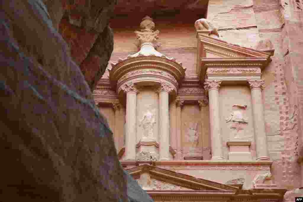 رواں سال اب تک 10 لاکھ سیاح اس قدیم شہر کے آثار دیکھنے آچکے ہیں۔ 