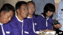 Thai activists, from right, Ratri Pipatanapaiboon, Veera Somkwamkid, Kochpontorn Chusanaseree, Samdin Lersbusya, eat breakfast at Phnom Penh Appeal Court, file photo. 