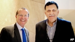 L’Envoyé spécial des Nations Unies pour la Libye Martin Kobler, à gauche de l'image, et le premier ministre libyen Fayez Serraj, au Caire, en Egypte, février 2016.