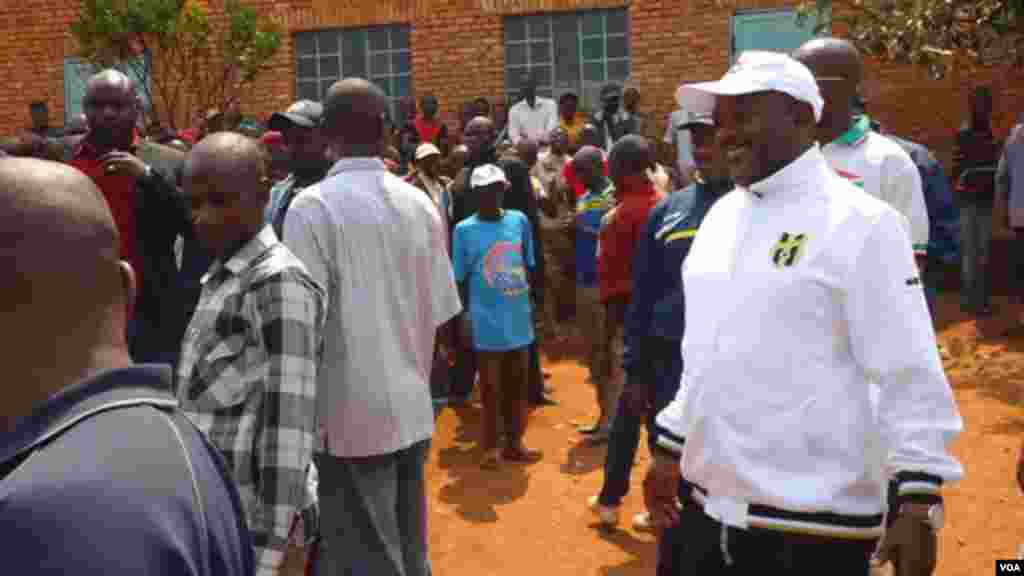 Le président burundais Pierre Nkurunziza arrive dans un centre de vote, le 29 juin 2015, lors des élections législtives au Burundi