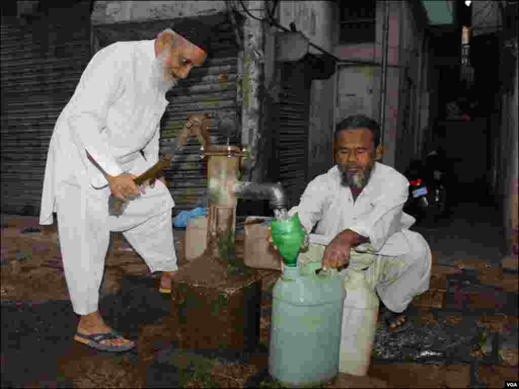 سورج نکلنے سے قبل ہی لوگ پینے کا پانی بھرنے کیلئے جمع ہوجاتے ہیں