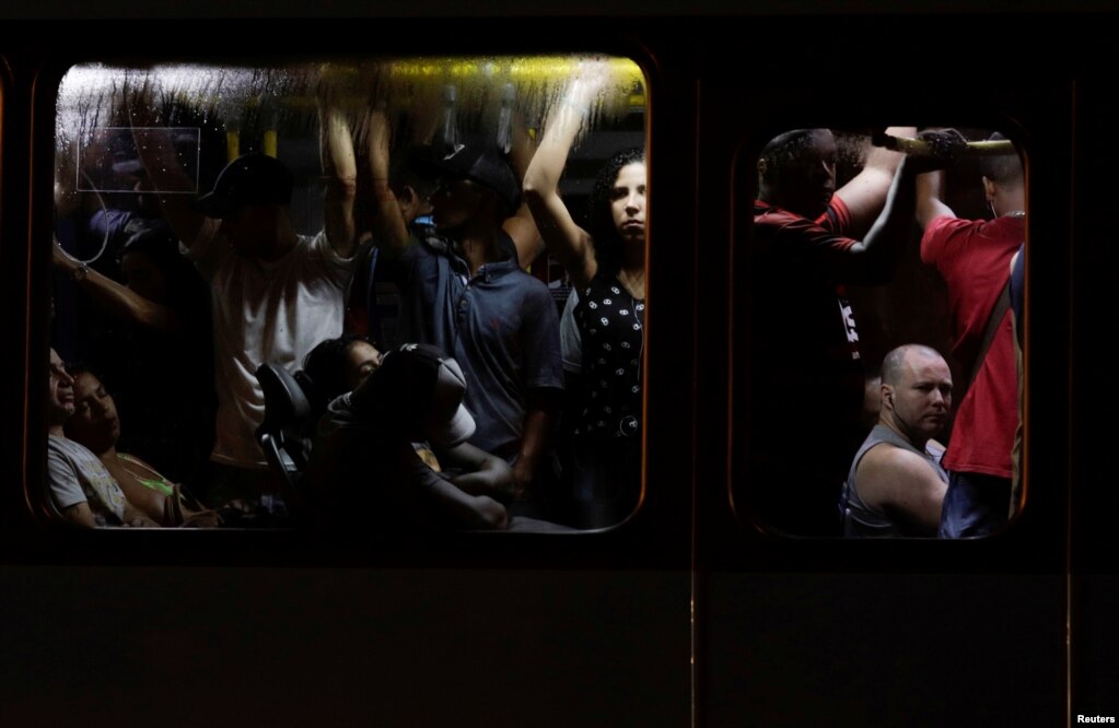 Los pasajeros son fotografiados dentro de un autobús público durante el brote de la enfermedad COVID-19, en Río de Janeiro, Brasil, uno de los países de América Latina con mayor número de casos confirmados.&nbsp;