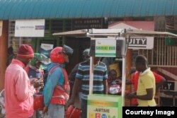 Un kiosque solaire à Kigali, au Rwanda, le 14 février 2017.