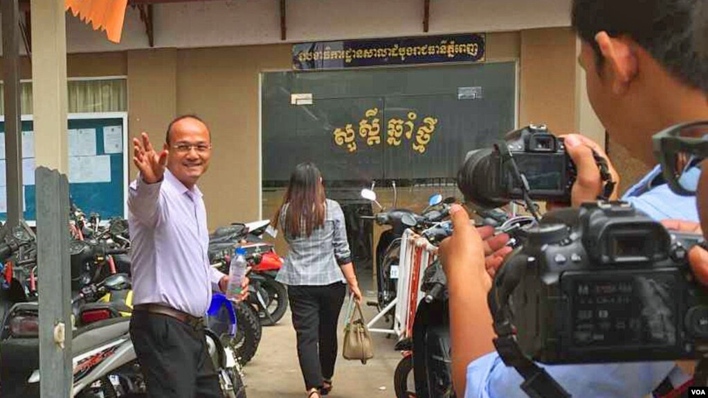 លោក មឿន តុលា​ នាយក​ប្រតិបត្តិ​មជ្ឈមណ្ឌល​សម្ព័ន្ធ​ភាព​ការងារ​ ​និង​សិទ្ធិ​មនុស្ស​ហៅ​កាត់​ថា​សង់ត្រាល់​ ស្ថិត​ក្នុង​សាលាដំបូងរាជធានីភ្នំពេញ​ កាលពីថ្ងៃ​ទី​២៥​ ខែ​ឧសភា​ ឆ្នាំ​ ២០១៨។​ (ហ៊ុល រស្មី/VOA)