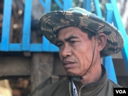 លោកប៉ា ថុច អ្នកនេសាទមកពីស្រុកជីក្រែង និយាយពីការធ្លាក់ចុះផលនេសាទនៅក្នុងបឹងទន្លេសាប ថ្ងៃទី១១ ខែធ្នូ ឆ្នាំ២០១៩។ (ហ៊ុល រស្មី/VOA)