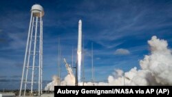 Roket Northrop Grumman Antares membawa wahana pasokan Cygnus bersiap meluncur dari Pad-0A di Fasilitas Penerbangan Wallops milik NASA, di Pulau Wallops, Sabtu, 15 Februari 2020. (Foto: Aubrey Gemignani/NASA via AP)