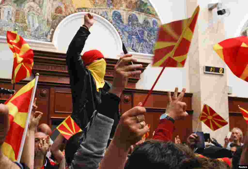 Masu zanga zanga sun shiga Ofishin &#39;yan Majalisa dake Skopje, Macedonia ranar 27 ga watan Afrilu shekarar 2017.
