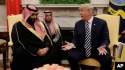 Presiden AS Donald Trump (kanan) saat menerima Putra Mahkota Saudi Mohammed bin Salman di Gedung Putih, 20 Maret 2018 lalu (foto: dok). 