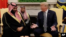 Putra Mahkota Saudi, Mohammad bin Salman (kiri) saat bertemu Presiden Trump di Gedung Putih, 20 Maret 2018 (foto: dok).