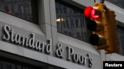 Kantor Badan Pemeringkat Kredit Standard & Poor’s di Distrik Finansial, New York. (Foto: dok).
