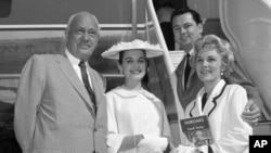 힐튼 호텔 설립자 콘래드 힐튼(왼쪽)과 아들 배런 힐튼(오른쪽 뒤), 며느리 매럴린 힐튼(오른쪽 앞)이 지난 1958년 3월 아바나 힐튼 호텔 개장 축하 행사에 참석하기 위해 버뱅크 공항에서 기념촬영을 했다.