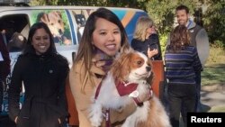 Nina Pham sostiene a su perro Bentley, en un Centro de Servicio de Animales en Dallas.