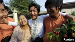 Tù nhân được phóng thích ăn mừng với gia đình bên ngoài nhà tù ở Yangon, Myanmar, ngày 17/4/2016.