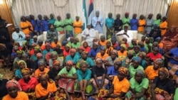 Shugaba Muhammadu Buhari Da 'Yan Mata 82 Da 'Yan Boko Haram Suka Sako a 2017