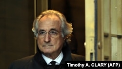 Bernard Madoff quitte le tribunal fédéral américain après une audience concernant sa libération sous caution, le 14 janvier 2009 à New York.