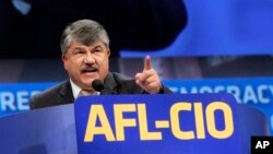 El presidente de la AFL-CIO, Richard Trumka, habla a los miembros de la central obrera en una convención en Los Ángeles.