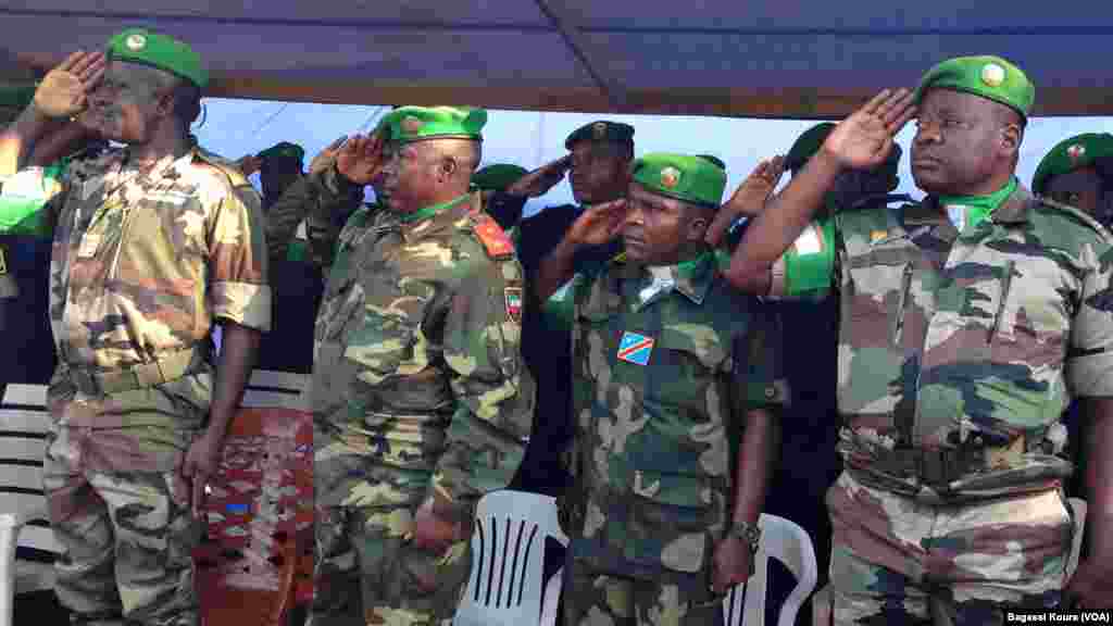 Les éléments de la MISCA, la force de l’Union Africaine en Centrafrique lors de la cérémonie leur rendant hommage le 13 septembre 2014 au camp Mpoko de Bangui, RCA. 
