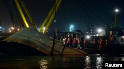 Tim SAR tengah berupaya mencari korban yang masih hilang di sungai Yangtze dekat Jingjiang, propinsi Jiangsu (16/1).