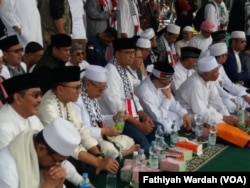 Ratusan ribu umat Islam menggelar unjuk rasa di kawasan Monumen Nasional, Jakarta, Minggu (17/12). Mereka berdemonstrasi untuk menolak pengakuan sepihak yang dilakukan Presiden Amerika Serikat Donald Trump terhadap Yerusalem sebagai ibu kota Israel.