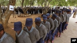 Zimbabwean police officers line up for early voting in Harare, July 15, 2013. Election officials have been accused of discarding some ballots cast by about 70,000 police and soldiers.